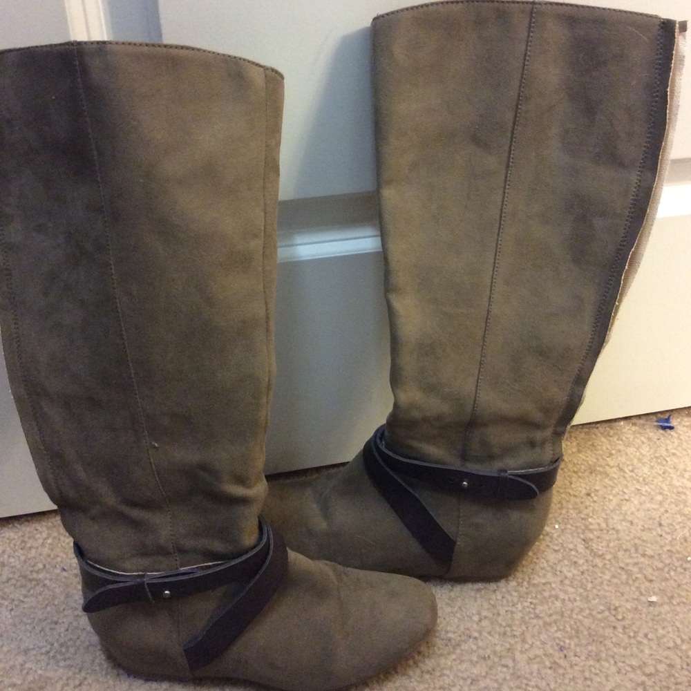 Tan American Eagle wedge boots